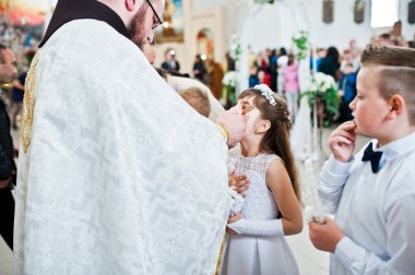 Lviv, Ukrayna - 8 Mayıs 2016: İlk Komünyon töreni ben