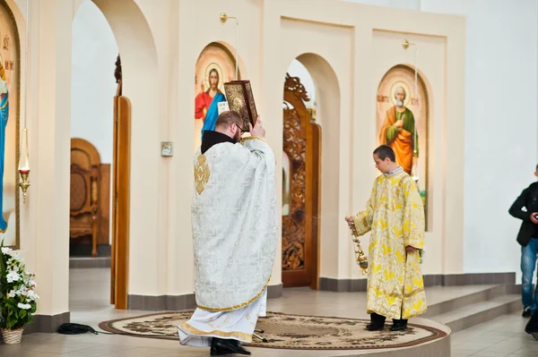 LVIV, UKRAINE - 8 MAI 2016 : La cérémonie d'une première communion i — Photo