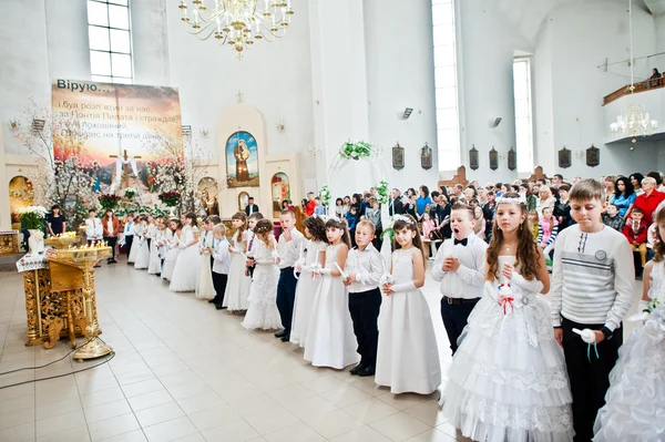 Lviv, Oekraïne - 8 mei 2016: De ceremonie van een eerste communie ik — Stockfoto