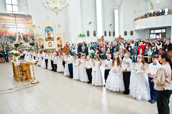 LVIV, UCRANIA - 8 DE MAYO DE 2016: La ceremonia de la Primera Comunión — Foto de Stock