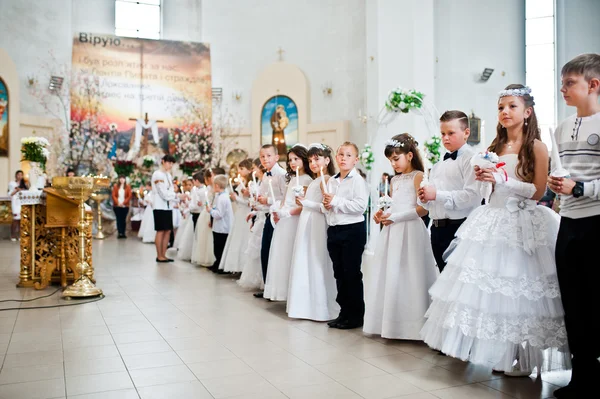 LVIV, UKRAINE - 8 MAI 2016 : La cérémonie d'une première communion i — Photo