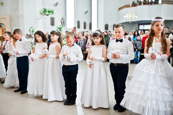 Lvov, Ukrajina - 8 května 2016: Obřad prvního přijímání i — Stock fotografie