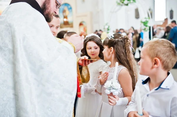 LVIV, UKRAINE - 8 MAI 2016 : La cérémonie d'une première communion i — Photo