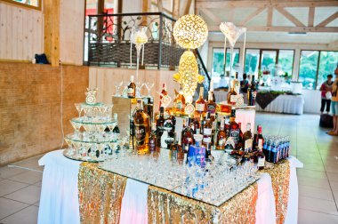 Khutir, Ukrayna - 8 Mayıs 2016: Çeşitli şişelenmiş elit al