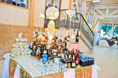 Khutir, Ukrayna - 8 Mayıs 2016: Çeşitli şişelenmiş elit al