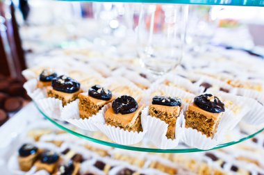 Elegance düğün Resepsiyon Masa gıda ve dekor. Tatlı baki