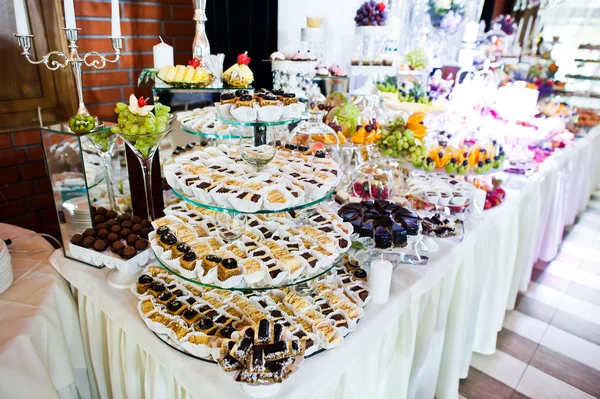 Elegancia esküvői fogadáson táblázatot az élelmiszer- és dekor. — Stock Fotó
