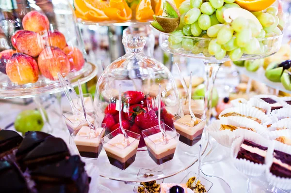 Elegancia mesa de recepción de boda con comida y decoración. Fresa. —  Fotos de Stock