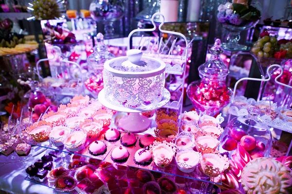 Mesa de recepção de casamento elegante com comida e decoração . — Fotografia de Stock