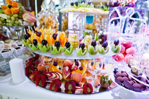 Elegancia mesa de recepción de boda con comida y decoración. Fresa. —  Fotos de Stock