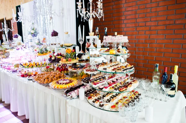 Elegancia mesa de recepción de boda con comida y decoración . —  Fotos de Stock