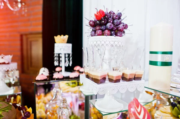 Table de réception de mariage élégante avec nourriture et décoration . — Photo