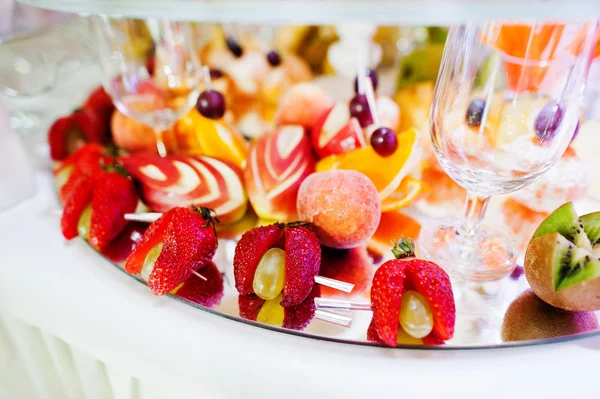 Elegance wedding reception table with food and decor. Strawberry — Stock Photo, Image