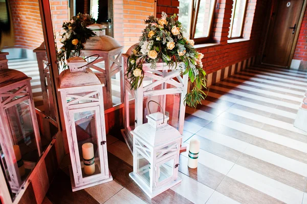 Елегантний весільний декор. Старовинні дерев'яні свічники wi — стокове фото