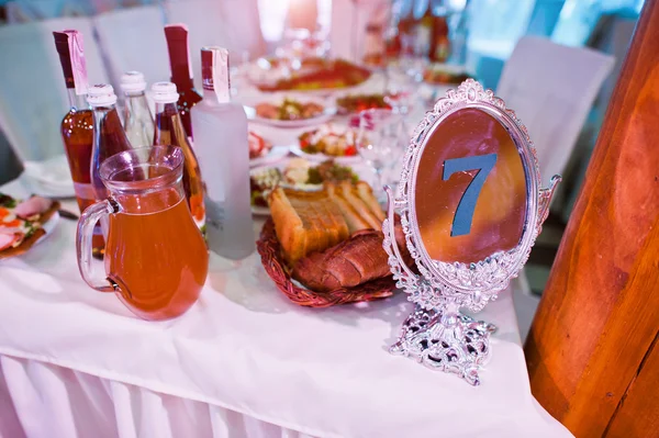 Mesa de boda de invitados con signo de placa de espejo número 7 —  Fotos de Stock