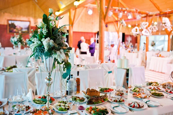 Dekoration av blommor på bord på bröllopsfest, blommig dekoration — Stockfoto