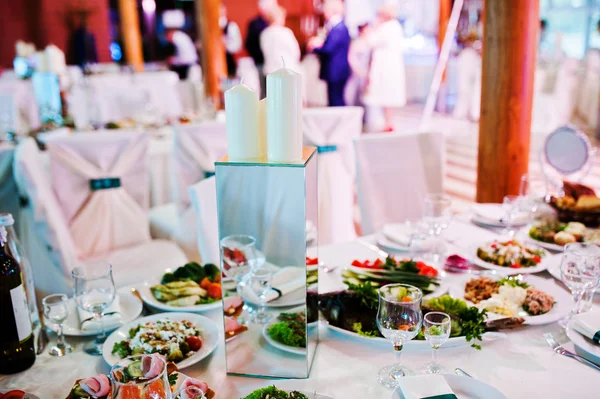 Tischdekoration auf Hochzeitsfeier, Spiegel und Kerzen — Stockfoto