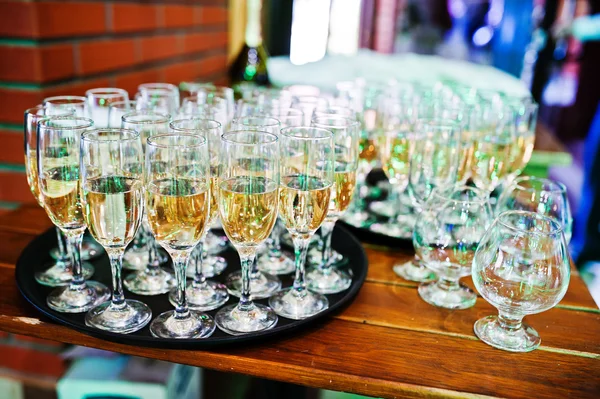 Elegance svatební hostinu. Tabulka s brýlemi šampaňského — Stock fotografie