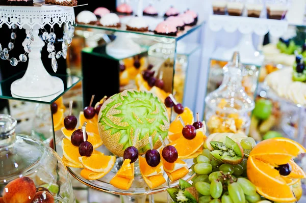 Elegantie bruiloft receptie tafel met voedsel en decor. Gesneden mel — Stockfoto