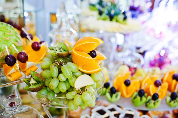 Elegance düğün Resepsiyon Masa gıda ve dekor. Beyaz grafiği