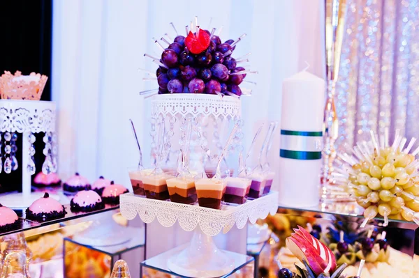 Elegance bröllop mottagning bord med mat och inredning. — Stockfoto