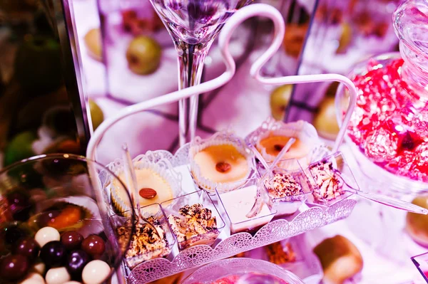 Κομψότητα γαμήλιο τραπέζι υποδοχής με φαγητό και διακόσμηση. Γλυκό cack — Φωτογραφία Αρχείου
