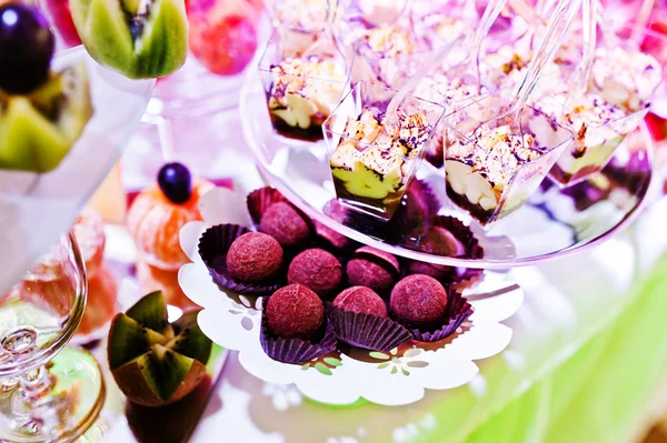 Elegancia mesa de recepción de boda con comida y decoración. Dulce cack —  Fotos de Stock
