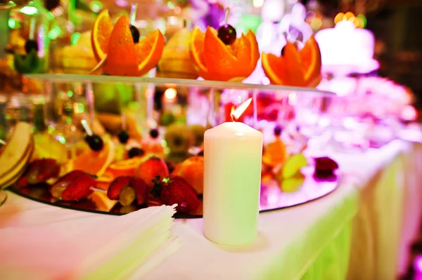Elegancia mesa de recepción de boda con comida y decoración. Quema ca —  Fotos de Stock