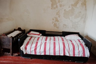 Eski ahşap yatak çocuk beşiği arka plan düzensiz duvar ile