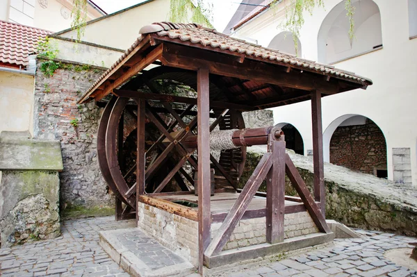 Vieux puits d'eau en bois avec poulie et seau. Château de Palanok — Photo