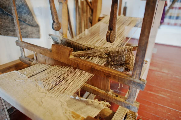 Tear de mão de tecelagem caseiro para tapetes no castelo Palanok, Transc — Fotografia de Stock