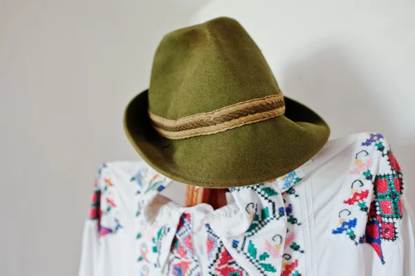 Старая оливковая льняная шляпа на манекене с традиционной одеждой — стоковое фото