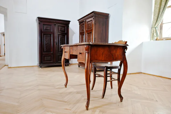 Mesa de madeira antiga e fundo da cadeira de guarda-roupas — Fotografia de Stock