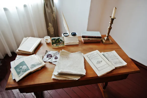 Antique table writer with manuscripts feather pen and ink — Stock Photo, Image