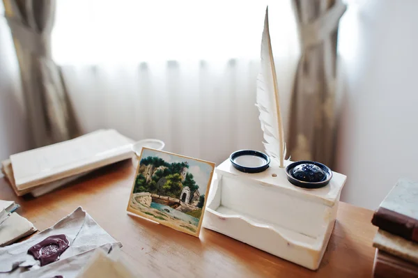 Антикварный автор стола с перьевой ручкой и чернилами — стоковое фото
