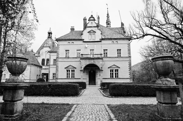 Entré Schonborn jaktslottet i Carpaty, Transcarpathia, Ukra — Stockfoto