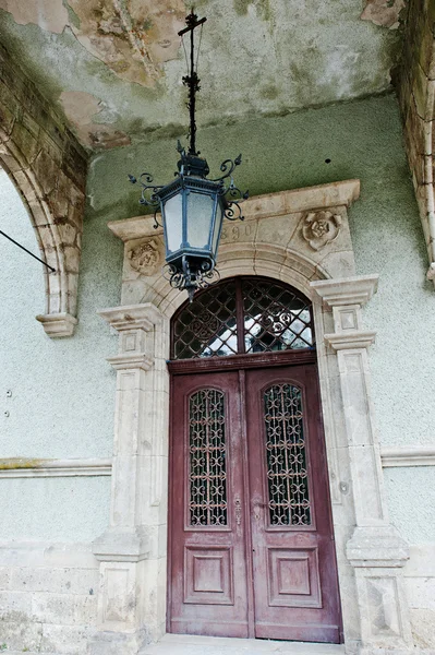 Drzwi wejściowe ze starą lampę Schonborn zamek myśliwski w Carpa — Zdjęcie stockowe