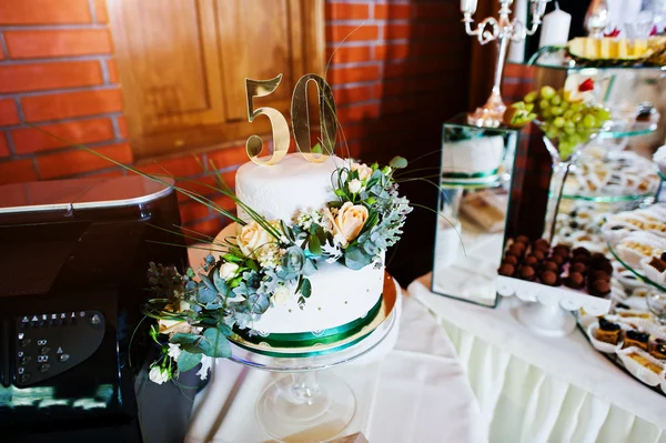 Aniversário de bolo em 50 à mesa — Fotografia de Stock