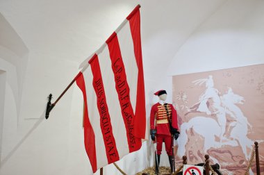 Mukachevo, Ukrayna - Nisan 11,2016: kırmızı ve beyaz bayrak Hungari,