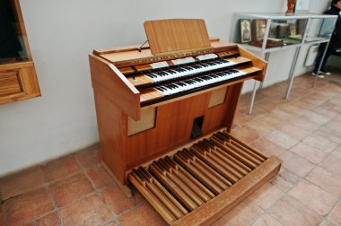 Mukachevo, Ukrayna - Nisan 11,2016: eski Ahlborn piyano ve org 