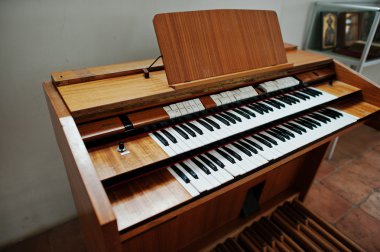 Mukachevo, Ukrayna - Nisan 11,2016: eski Ahlborn piyano ve org 