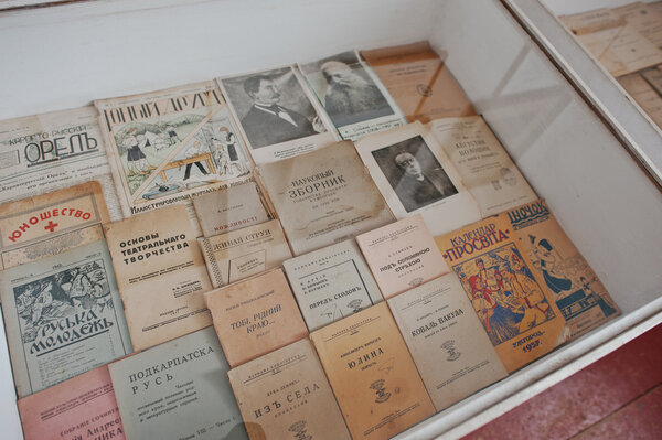 Мукачево, Украина - 11 апреля 2016 года: Научные журналы
