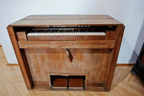 Мукачево, Україна - Квітень 11,2016: старі старовинні фортепіано, орган — стокове фото