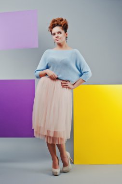 Tam uzunlukta stüdyo portre sanat yakınındaki genç kızın boş renkli