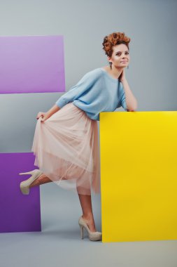 Tam uzunlukta stüdyo portre sanat yakınındaki genç kızın boş renkli