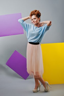 Tam uzunlukta stüdyo portre sanat yakınındaki genç kızın boş renkli