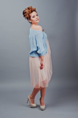 Genç kırmızı saçlı kıvırcık kız bl, tam uzunlukta studio portresi