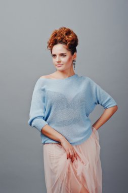 Genç kırmızı saçlı kıvırcık kız mavi bluz, stüdyo portre bir