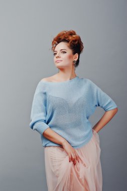 Genç kırmızı saçlı kıvırcık kız mavi bluz, stüdyo portre bir