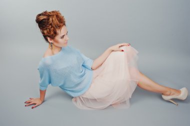 Yalancı genç kırmızı saçlı kıvırcık kız mavi blo adlı stüdyo portresi